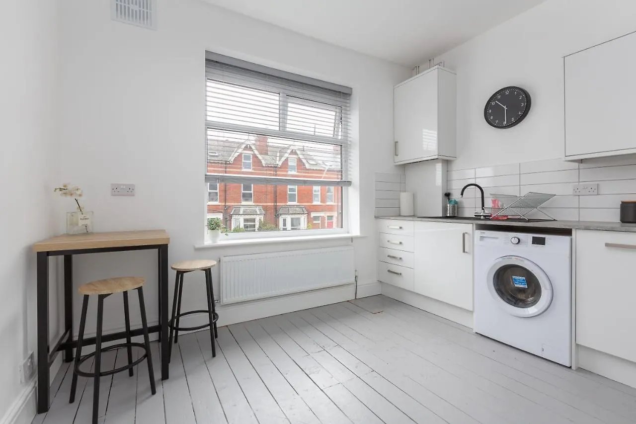 Charles Alexander Short Stay - Hove Suite Lytham St Annes Apartment