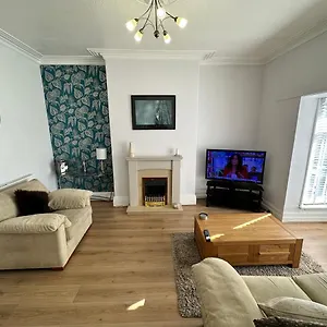  Apartment Spacious One Bedroom In Location